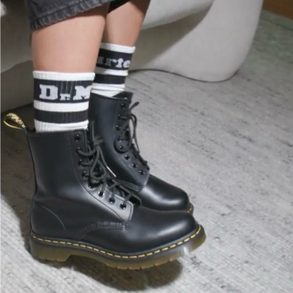Dr. Martens boots in excellent condition no wear on the soles at all. Size 6. - Picture 2 of 10